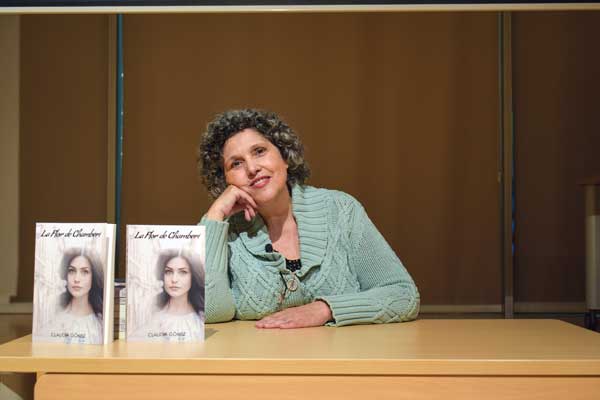Claudia Gómez, escritora y vecina de la Ciudad de los Ángeles, acaba de publicar su séptimo libro, la novela ‘Cenizas en el alma’
